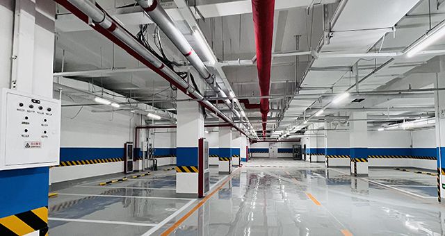 启新装饰公司维保在行动，地库焕新让百姓停车更舒心